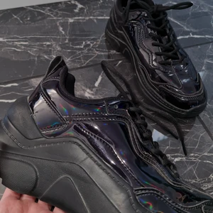 Skor som skimrar regnbågit i ljus - Säljer mina fina skor som skimrar i regnbågit då dom aldrig kommer till användning. Ändast använda enstaka gånger. Köparen står för frakten