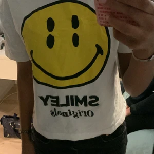 T-shirt - Fin smiley t-shirt från zara, knappt använd