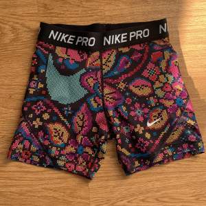 Jätte fina Nike PRO shorts i storlek 146-152 men skulle säga att dom passar en xxs/xs💕 Väl använda men jätte bra skick💕 Gratis frakt💕 skriv för fler bilder💕