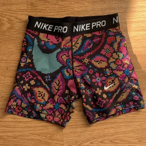 Nike PRO shorts i strl xxs - Jätte fina Nike PRO shorts i storlek 146-152 men skulle säga att dom passar en xxs/xs💕 Väl använda men jätte bra skick💕 Gratis frakt💕 skriv för fler bilder💕