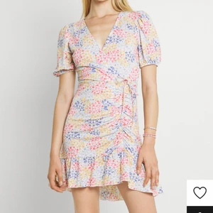 Klänning - Säljer denna super fina klänning ifrån Gina tricot, jag säljer pga jag inte visste att den var så liten i storlek.. jag köpte storlek M men klänningen passar mer än S/Xs, den är i helt nytt skick!🙌🏼