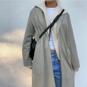 Cool kappa i fint skick - Säljer denna fina kappan! Köpt här på Plick men är lite för stor för mig så säljer vidare💓 (Lånade bilder från tjejen jag köpte den av)