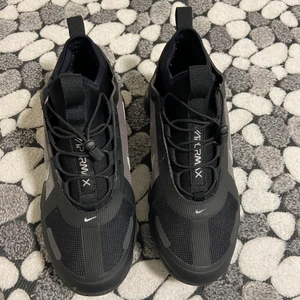 VAPORMAX skor - Äkta VAPORMAX skor köpta från Zalando. Ordinarie pris 2300kr. Använd 1 gång när jag först köpte dom. Anledningen till varför jag säljer de är för att de ej passade. Lite för små på mig. Väldigt fina och lätta att matcha. 