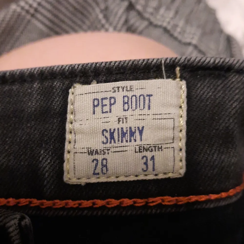 Det är ett par lågmidjade svarta jeans från crocker jeans. Hål på båda knäna. I storlek 28/31. Inget fel på de. 100kr+frakt. Jeans & Byxor.
