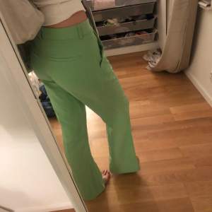 Jätte häftiga gröna kostymbyxor från zara i storlek S, lågmidjade om man vill ha de lite mer baggy, endast använda en gång💓🤍