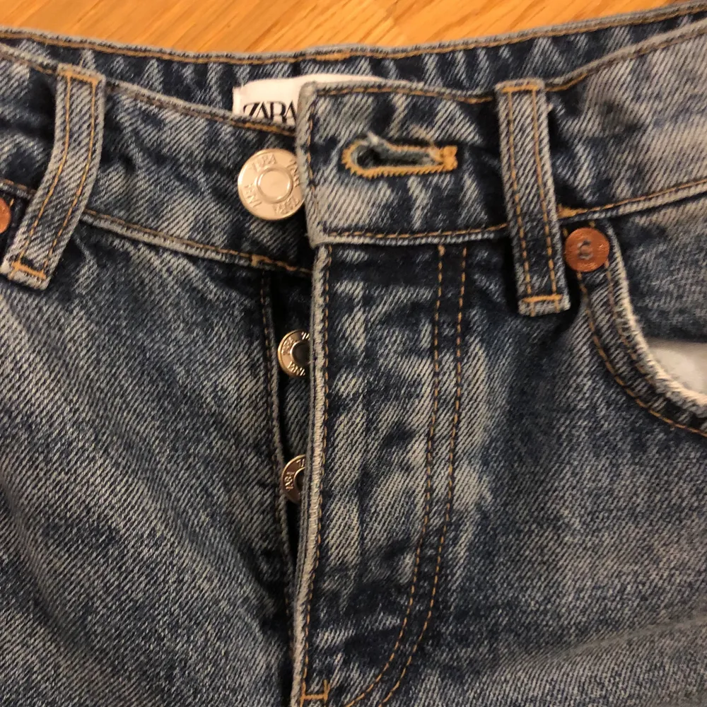 Säljer dessa jeans från zara då de blivit för små, är 172. Det är två knappar vid sista knappen så man kan göra byxan större i midjan. Köp direkt för 300kr. Jeans & Byxor.