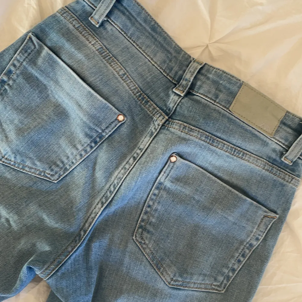 Jättefina jeans från zara köpta här på Plick för ett litet tag sen, säljer då dem är lite för trånga i midjan . Jeans & Byxor.