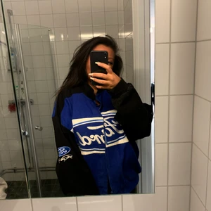 Oversized Ford Racing Jacka  - Supersnygg Ford Racing jacka i en oversized fit med stora långa armar och dragkedja i bra kvalité. Storlek XL, ursprungligen från USA. Racing Champions Apparel. 