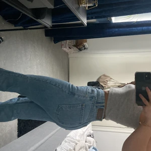 Raka blå jeans - Ett par raka jeans från chiquelle😊sitter jättefint runt höfter och midja, samt en extra knapp för att definiera midjan mer som lätt går att ta bort vid behov💕köparen står för frakt 