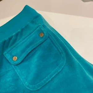 Juicy Couture set - Säljer nu mitt superfina Juicy Couture set i denna unika färg! Knappt använt🤍 Säljer för att jag ej använder det och det tar bara plats i garderoben. Strl XS. Säljer både tröjan och byxorna. Men vill man köpa separat går det med! ❣️ Möts i centrala sthlm eller fraktar men då står du som köpare för frakten