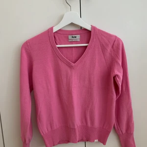 Acne pullover, i färgen rosa. - En sprillans ny pullover som är nästintill oanvänd. Strl S. 