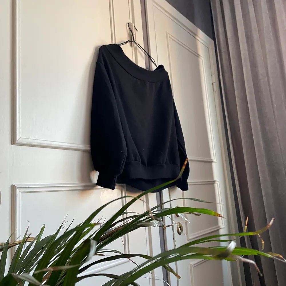 Svart off-shoulder topp från H&M i bra skick. Använd ett fåtal gånger och säljer för att den aldrig kommer till användning längre. Str S, men passar även M. . Tröjor & Koftor.