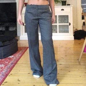 Kostymbyxor  - Gråa lågmidjade kostymbyxor, inga defekter! Jag är 160cm och de är för långa för mig tyvärr😫 frakt tillkommer  midjemått: 76cm Innerbenslängd: 81cm ( går att sprätta upp 2cm eller sy upp om man vill)❤️❤️ KÖP DIREKT FÖR 300kr