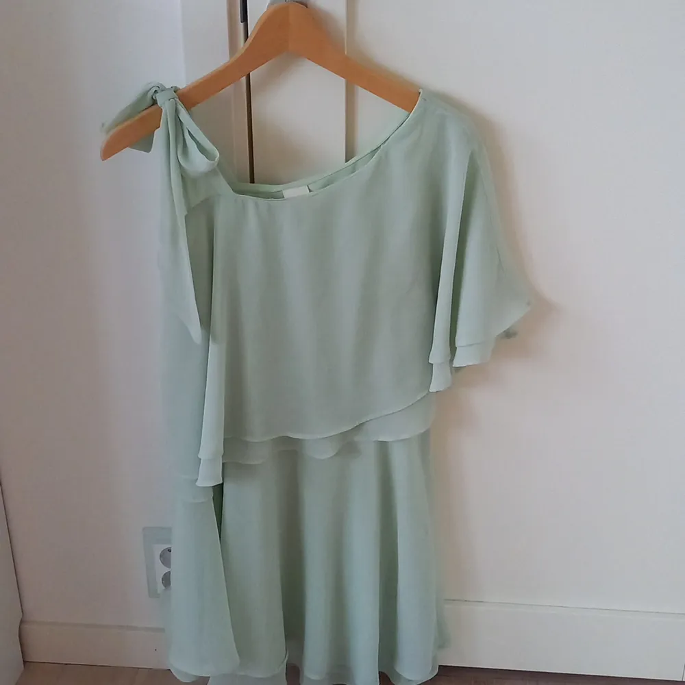 Mintgrön klänning från H&M i storlek 36. 100% polyester. Använd få antal gånger. . Klänningar.