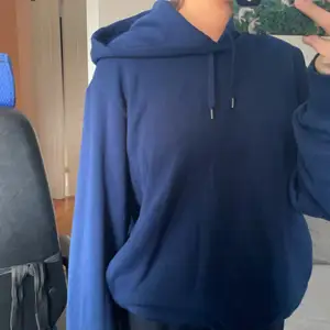 Super fin blå hoodie köpt på uniqlo💙💙