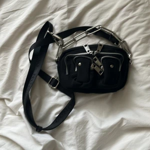 nunoo väska - jättebra skick, fin kedjedetalj. säljer pga använder sällan den