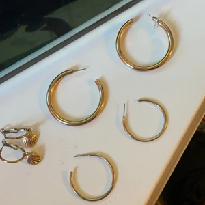 Örhängen  - Säljer dessa guldiga örhängen föf 10kr