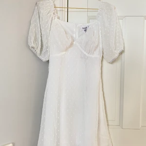 Studentklänning! - Så fin klänning som passar perfekt till studenten eller skolavslutningen! Endast provad så finns absolut inga fel, sitter hur fint som helst, säljer då den var lite för liten för mig🤍🤍 