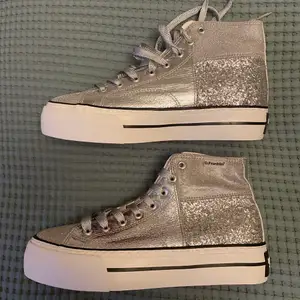 Super cool silver ankle sneakers! The size is a EU 41 however I am selling them because they are a bit too tight for 41. It will perfectly fit someone that has a 40 usually. I bought them online and after trying on I realized I cant wear them, so they have never been used. You can see the sole is perfectly clean.