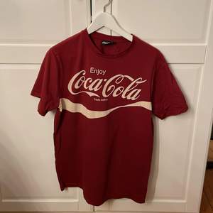 En coca cola t shirt köpt på maxi några år sedan. Knappt använd och i mycket bra skick! Jätteskönt meterial och bra storlek. Säljs då den inte används längre.