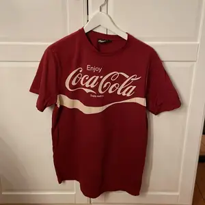 En coca cola t shirt köpt på maxi några år sedan. Knappt använd och i mycket bra skick! Jätteskönt meterial och bra storlek. Säljs då den inte används längre.