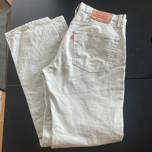 Levis jeans straight  - Säljer dessa beigea Levis jeansen då de tyvärr är för små för mig. Det är i storlek W32 L32 i modellen 551. Bra skick, inget slitage då de endast använts 1-2 gånger.  Färgen på byxorna överstämmer med första bilden, det vart konstigt ljud på de två andra tyvärr!
