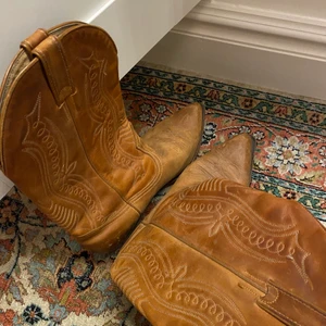 Cowboy boots  - Vintage boots köpta i en vintage butik i stan. När jag köpte de sa de att det var storlek 40, (står ingen storlek i) men jag som har 39 brukar ha en extra sula i och då passar de mig