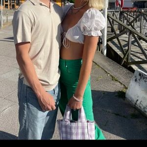 Vit topp - Så fin o somrig vit topp!! Älskar!! Frakt på 44 kr tillkommer💕💕