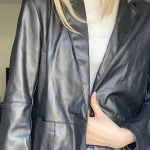 Skin kavaj - Såå snygg svart skinkavaj, aldrig använd tyvärr storlek 38 från Asos ( lånade bilder) frakt tillkommer 