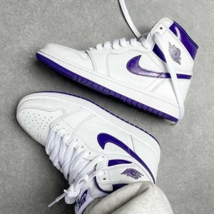 Air Jordan 1 High OG Court purple  - Skolan är använda Max 2 gånger och är i storlek 37,5. De är köpa på zalando. Väldigt snygga skor och väldigt bekväma. Dom säljs nu för runt 2399kr på till exempel soleplus.se. Men på grund av att de är använda så minskar jag priset! Skriv gärna om ni vill ha fler bilder eller äkthetsbevis🥰
