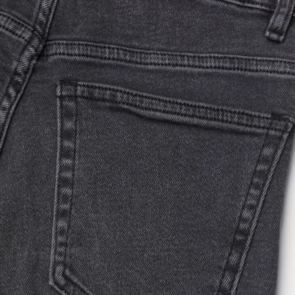 Såå fina mörkgråa jeans från H&M! (Lånade bilder) Tycker väldigt mycket om de, men nu har de tyvärr blivit för små för mig som är 168 cm lång. Skriv privat för fler bilder eller frågor, pris kan även diskuteras! Använda ett fåtal ggr. Hoppas någon får de till användning😊❤️‍🔥❤️‍🔥. Jeans & Byxor.