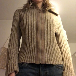 Beige zipup - Så snygg och skön zipup! Även snygg att ha öppen med ett linne eller en tröja under💕💗