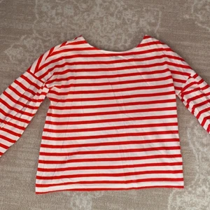 Randig tröja  - Säljer nu denna fina randiga tröja, då den inte kommer till användning. Sitter perfekt och är väldigt fin!