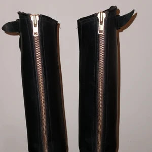 Primeboots strl. 39 - Sparsamt använda Primeboots (hög modell).                 Storlek: 39.                                                                    Färg: svart med guldspänne. 