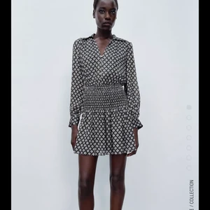 Zara klänning  - Säljer denna fina klänning då den inte kommer till användning, använd fåtal gånger och inga defekter eller så💕💕kan starta budgivning ifall flera är intresserade. 