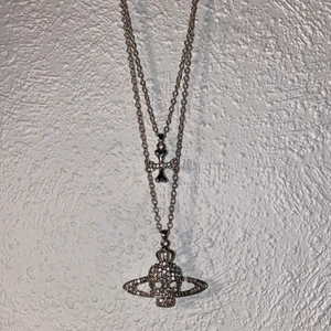 Vivienne Westwood  - Kopia av Vivienne Westwood halsband verkligen super fina, oanvända och i förpackning! Köparen står för frakten💞