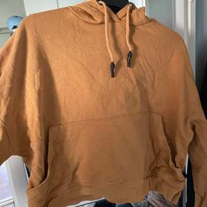 Croppad hoodie. Brun/beige/orange. Använd en gång. Storlek S. 