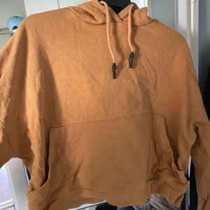 Hoodie - Croppad hoodie. Brun/beige/orange. Använd en gång. Storlek S. 