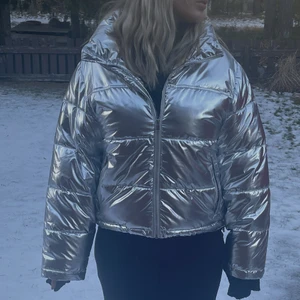 Silver jacka - Säljer min silvriga jacka ifrån gina tricot💗 hör av dig vid intresse!