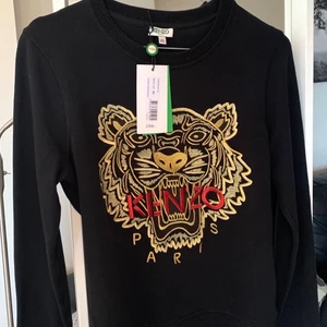 Kenzo tröja  - Kenzo tröja endast testas. Lappar finns kvar, helt ny. Köpt på NK i Göteborg. Storlek Xs, passar mig som pendlar mellan Xs/S. Unika färger i designen!  Vid intresse eller frågor bara skriv!✨