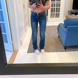 Zara mid rise- strl 36 - Ett par Zara mid-rise i strl 36. Endast använt dessa 1 gång. Köparen står för frakt.  Säljer för att de inte kommer till användning.