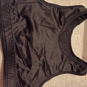 Sport bh  - Säljer en sport bh. Knappt använd. 