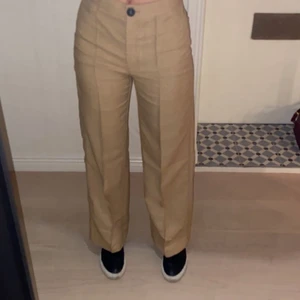 Beiga Kostymbyxor - Skitsnygga beiga kostymbyxor från bershka! Högmidjade och sitter perfekt på mig som vanligtvis har S och är 170cm💞