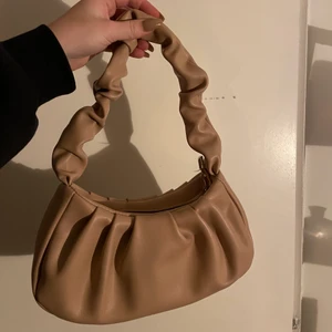 Väska från SHEIN  - Beige väska från SHEIN, säljer pga att jag inte får någon användning av den. 