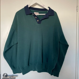 Hoodie  - Säljer denna gröna hoodie/sweatshirt som jag har köpt hör på Plick men den kommer inte till användning så de inte är min stil. Storlek S