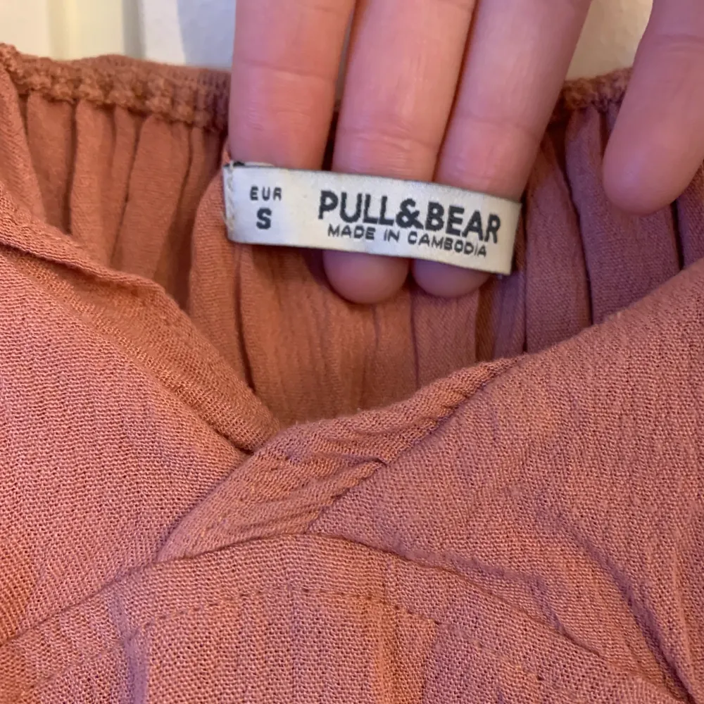 Linne med liten volang längs urringningen från Pull&Bear. Storlek S. Säljs på grund av ej blivit använt, fint skick. Köpare står för frakt.. Toppar.