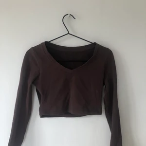 Brun croptop - Säljer min populära, bruna croptop från Shein! Så skön och fin men kommer tyvärr inte till användning. Kan mötas upp i Sthlm, annars står köparen för frakten 💜💕