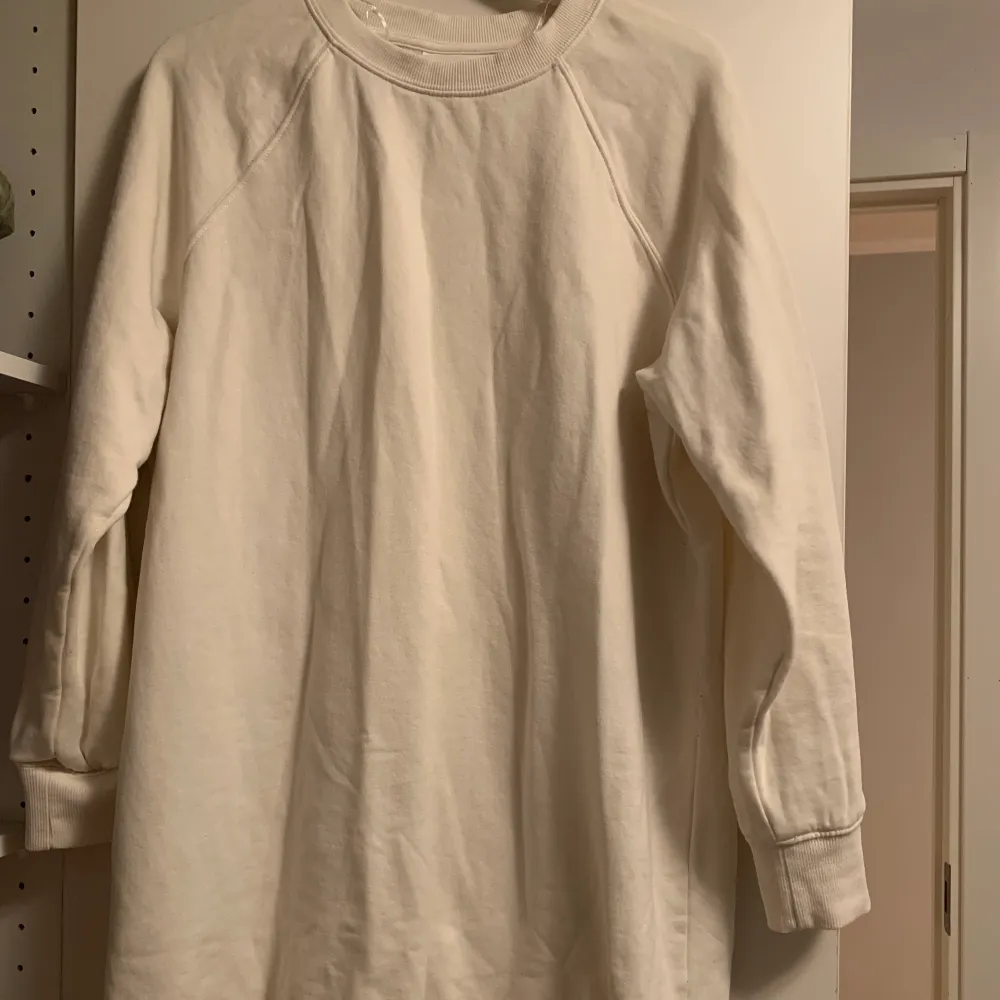 Vit tröjan i storlek S. Bra skick. Har köpt den i H&M förra året. . Tröjor & Koftor.