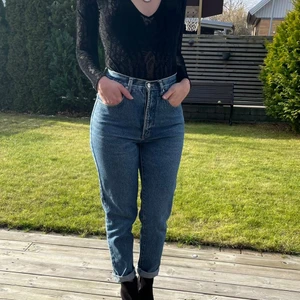 Bswitch jeans - Jättefina Bswitchjeans i storlek 31. Perfekt för en lunchmiddag, träff med kompisar eller utekväll. Köpt för 500 kr börjar budgivning på 300kr. 400kr vid direktköp.