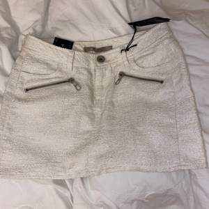 Säljer denna såå snygga kjol från Guess helt ny! Den är vit och lite glittrig! Är tyvärr för liten på mig som vanligtvis har M i byxor och kjolar! Stl 26 vilket jag skulle säga motsvarar en Xs/S!❤️